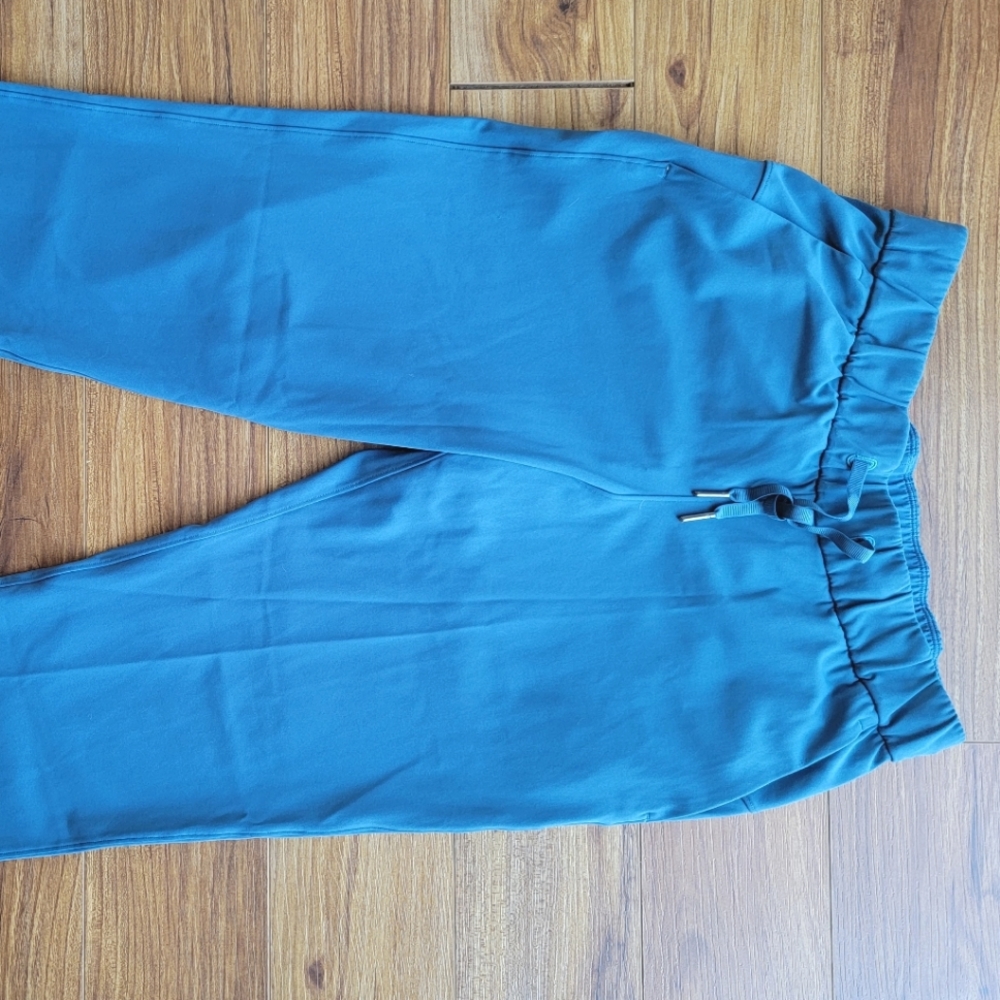 Lululemon size 6 on the fly rare blue 7/8